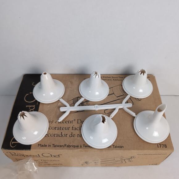 The Pampered Chef Easy Accent Decorator Cake Icing Frosting Kit 6 Tips 1778 - Picture 4 of 14